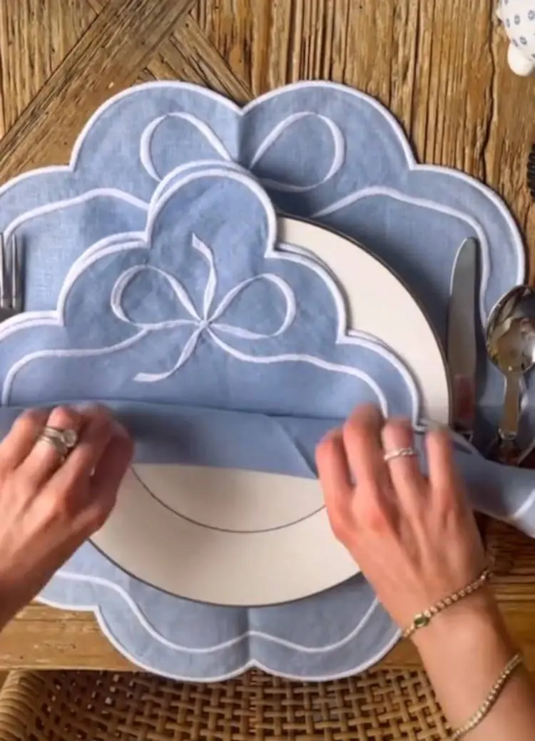 Guardanapo de pano azul claro.