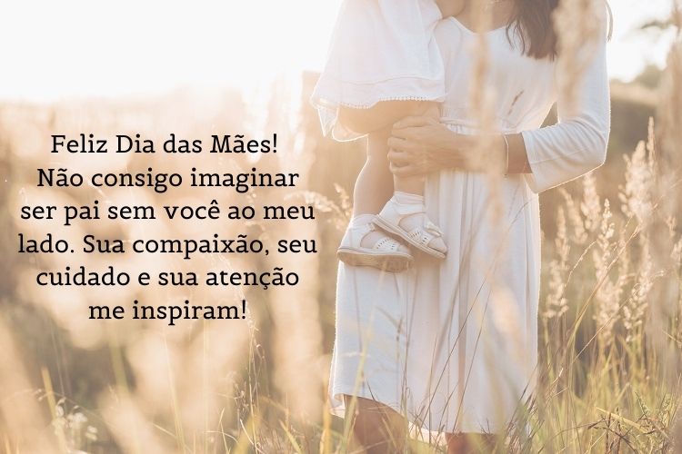 mensagem de Dia das Mães para namorada, com foto de mulher segurando bebê e frase "Feliz Dia das Mães! Não consigo imaginar ser pai sem você ao meu lado. Sua compaixão, seu cuidado e sua atenção me inspiram!"