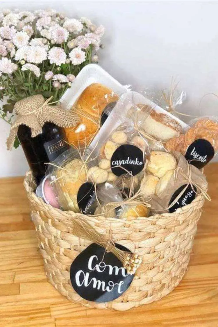 Cesta de café da manhã com suco e guloseimas, como biscoitos e casadinho