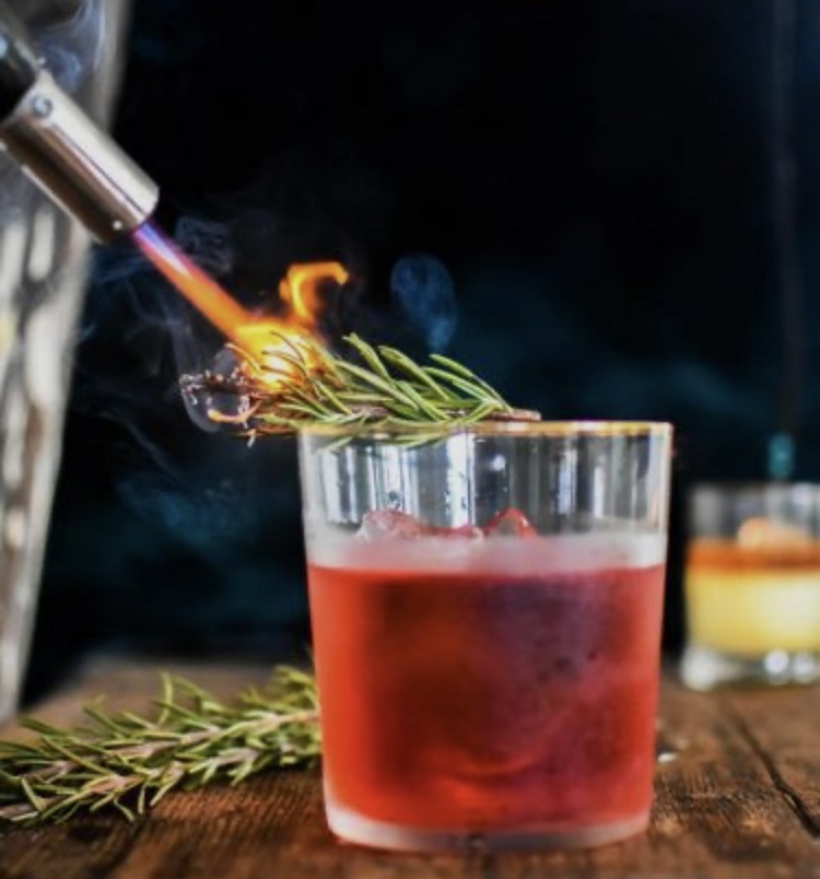 O Drink Negroni é feito de Gin, Campari, vermute e laranja Drink Negroni