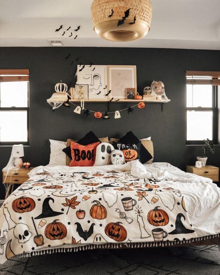 Parede preta e roupa de cama do Halloween.
