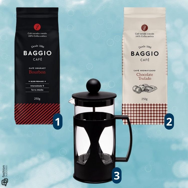 Montagem de fundo verde com dois sacos de café, um preto e um bege, e uma prensa francesa