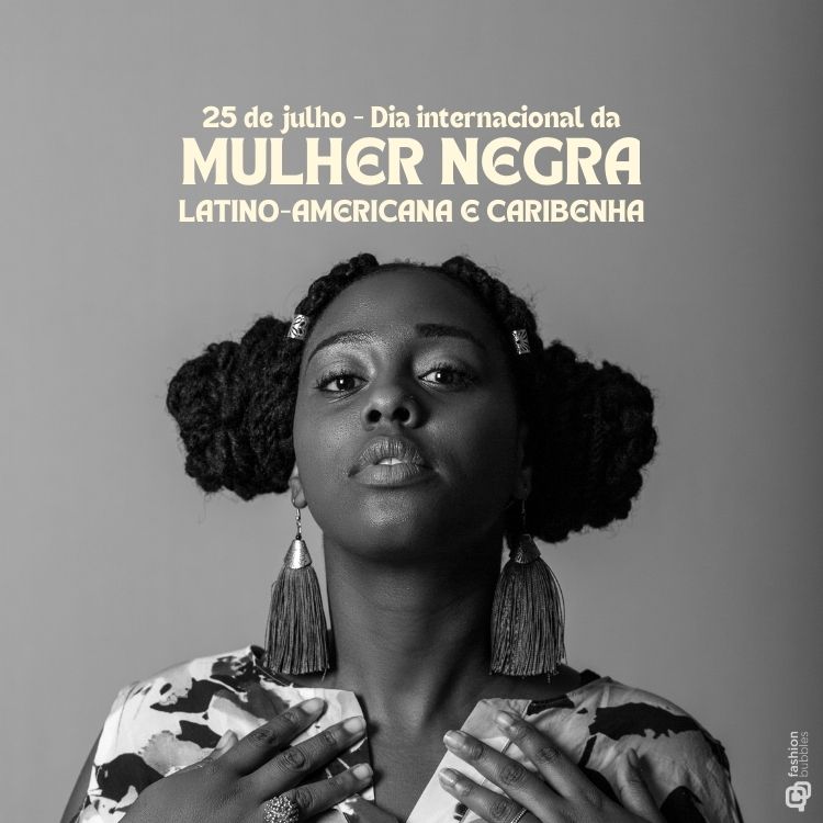 Foto em branco e preto de mulher de pele negra com cabelo preso em dois coques laterais, brincos grandes pendurados e blusa com desenhos abstratos, além de frase "Dia da Mulher Negra Latino-Americana e Caribenha "