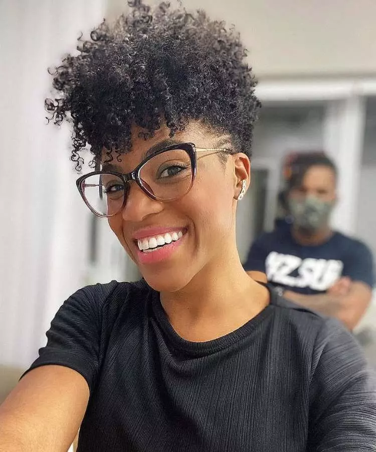 Corte undercut mulher cabelo crespo castanho escuro