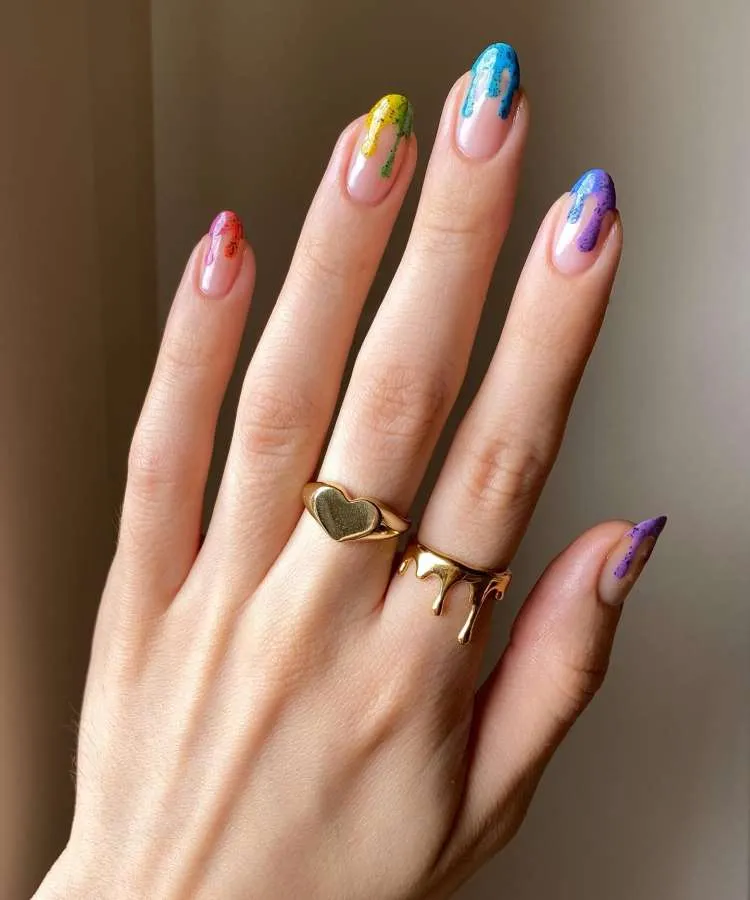 Unha com efeito tinta caindo colorido e glitter