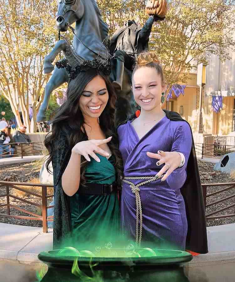 Duas mulheres fantasiadas de rainhá para o Halloween