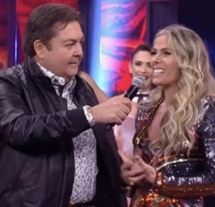 Foto da apresentadora no Domingão do Faustão ao lado do apresentador