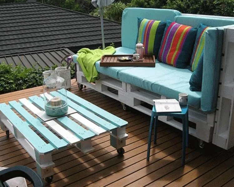 Upcycling: móvel feito de pallet para o exterior. Foto upcycling: pallets transformados em móveis.