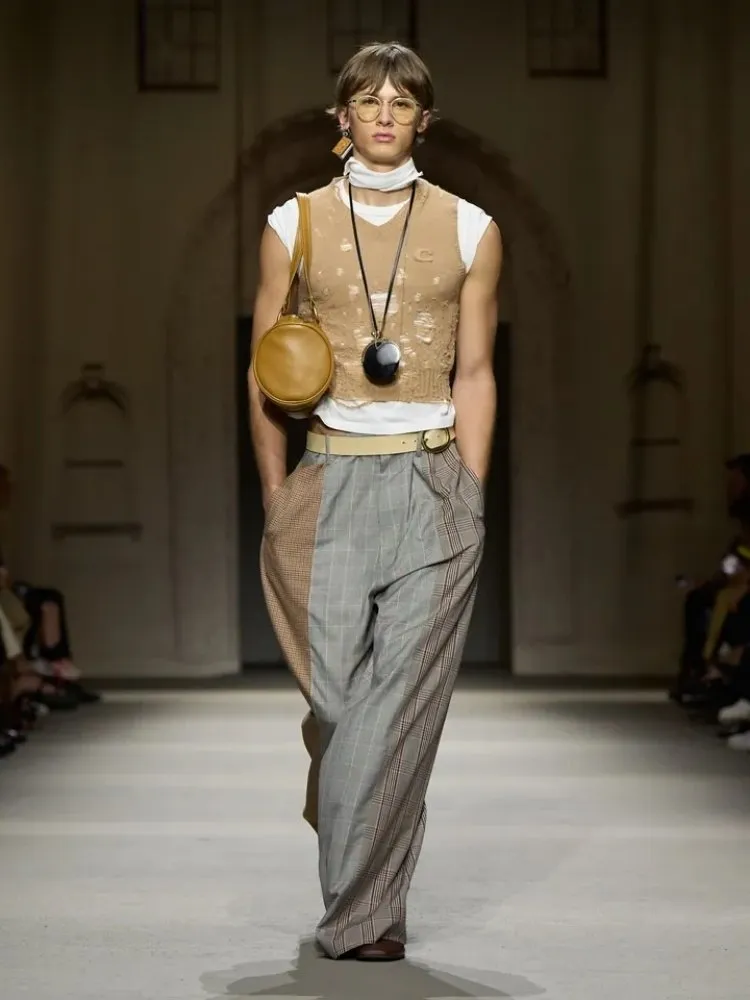 Foto de modelo usando maxi colar da Coach, uma das tendências da Semana de Moda de Nova York 2025