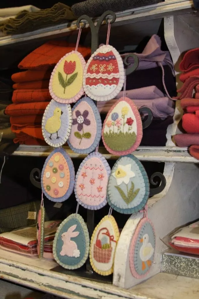 Pêndulos de feltro em formato de ovos com diversas cores e decorações