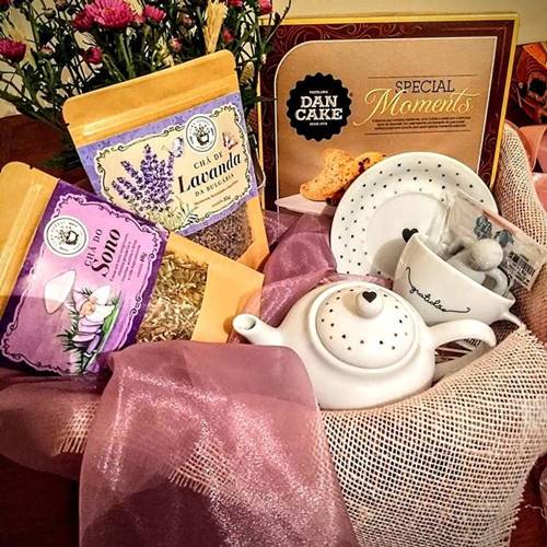 Kit de chás gourmet com chás, biscoitos e conjunto de xícaras e chaleira. 