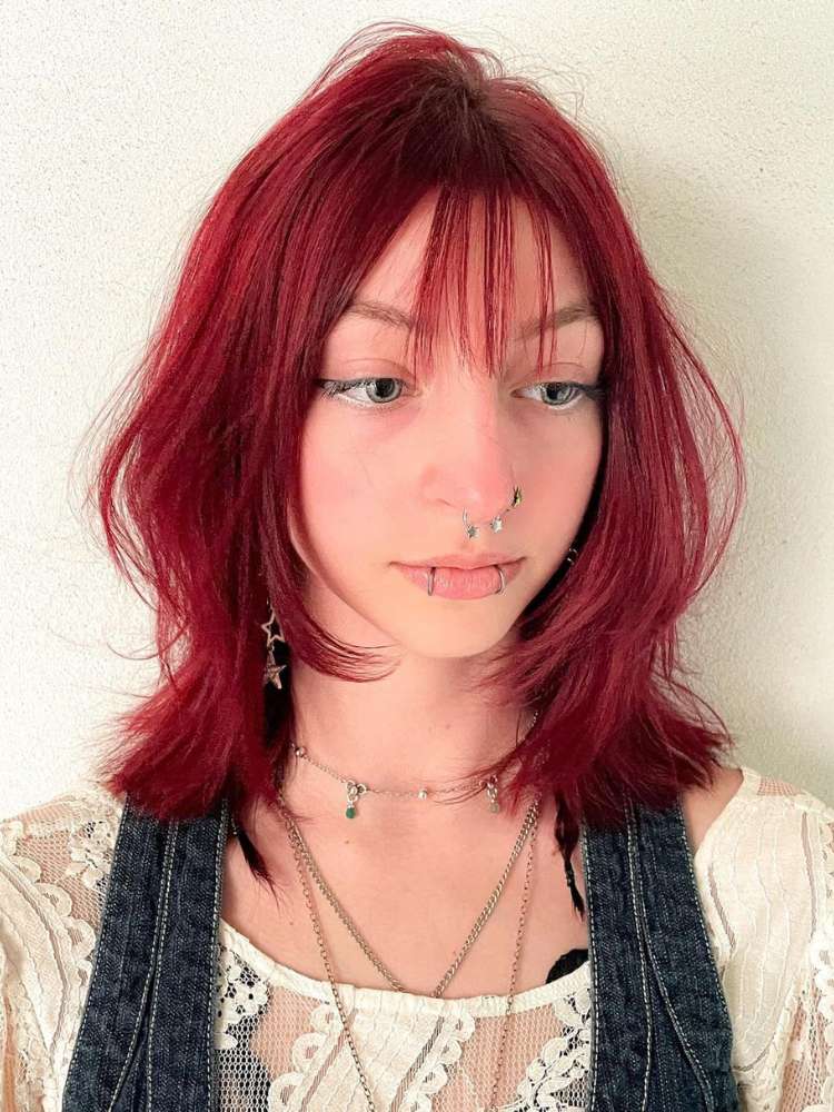 Mulher exibe corte de cabelo 2024