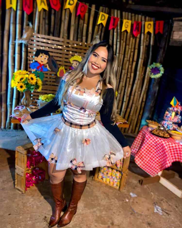 mulher com roupa de noiva de festa junina