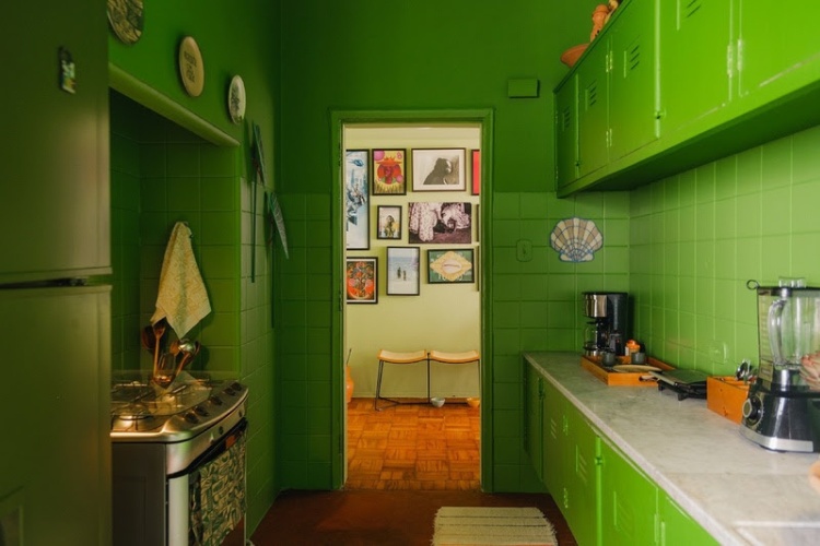 Cozinha pintada inteira de verde, desde paredes até os móveis