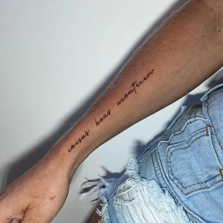 tatuagem escrita Coisas boas acontecem no braço