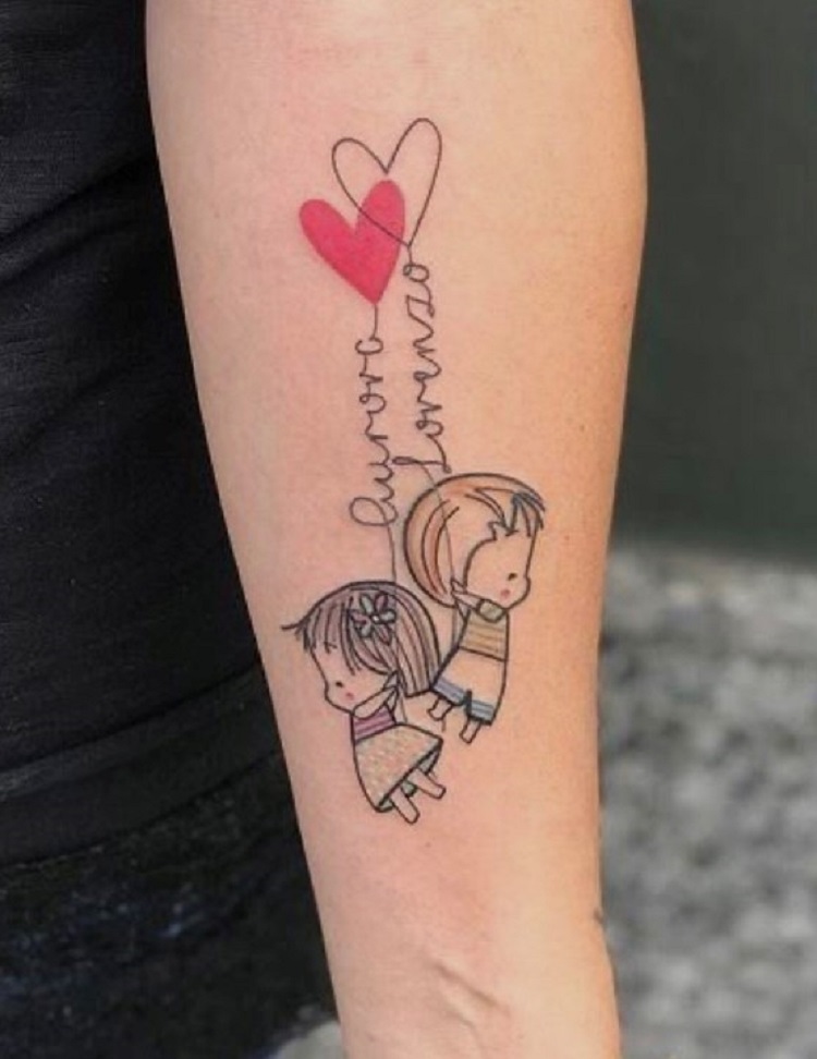 Dois filhos em balões de corações cuja linha são os nomes deles 