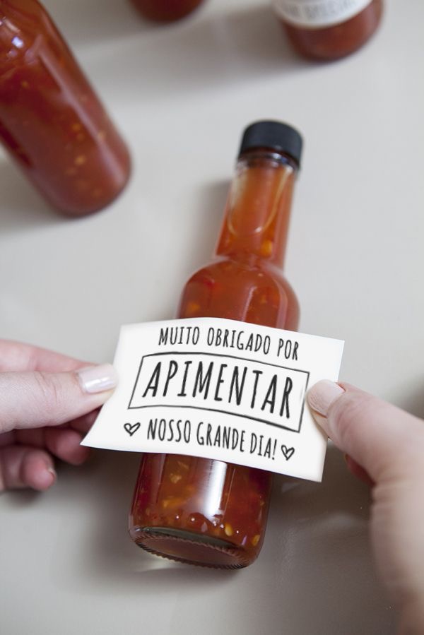 Pimenta com mensagem romântica no rótulo