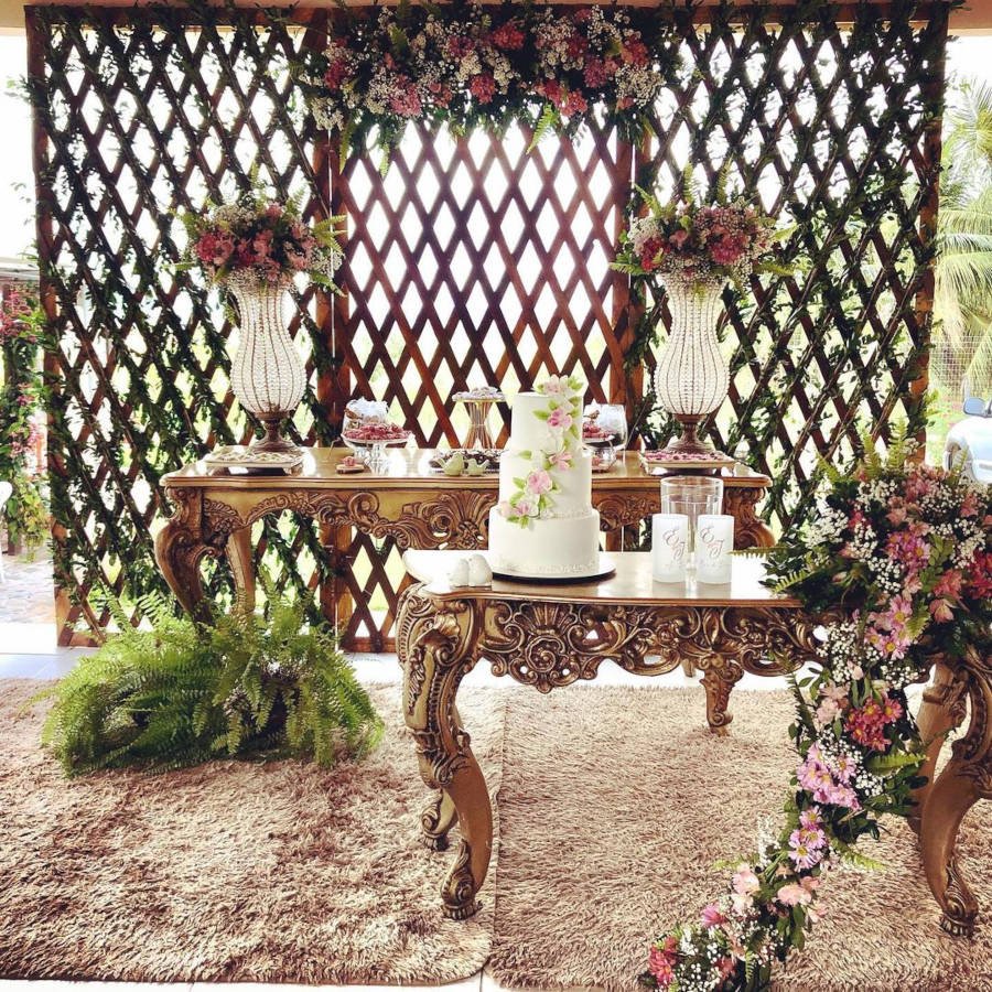 Decoração de casamento simples ao ar livre.