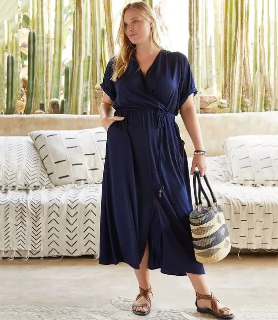 Vestido plus size mid transpassado com amarração na cintura