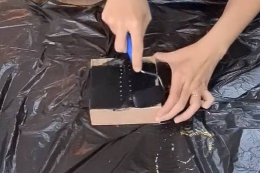 Pintura da caixa.