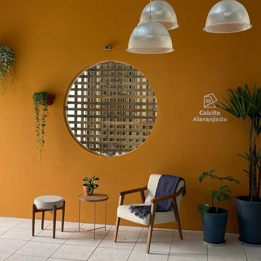 Hall de entrada com parede na cor calcita alaranjada.