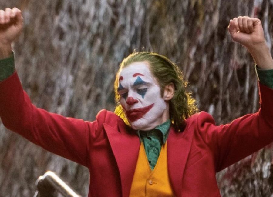 O ator Joaquin Phoenix caracterizado como Coringa dançando