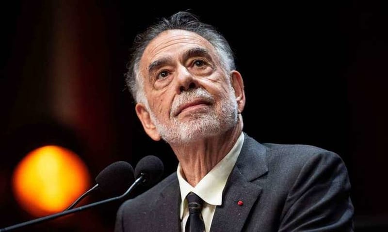 Foto de Francis Copola idoso olhando ao longe