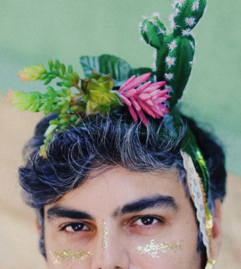 Arco de cactos para fantasia de carnaval masculina, com glitter dourado no rosto