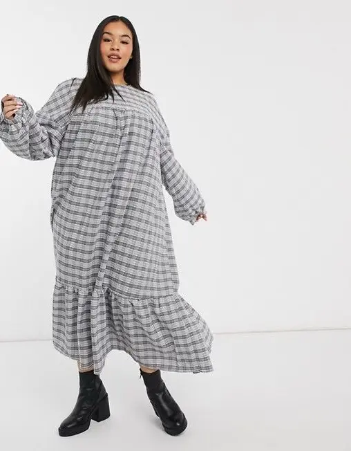 Vestido plus size breezy xadrez com bota preta