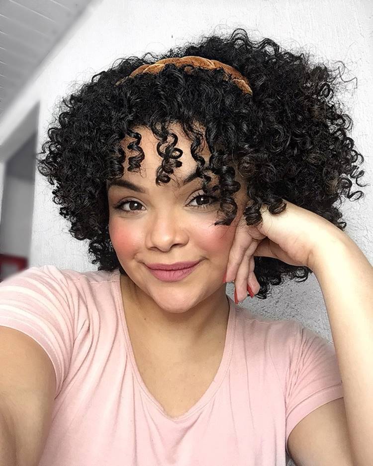 Corte curto com franja mulher cabelo cacheado preto