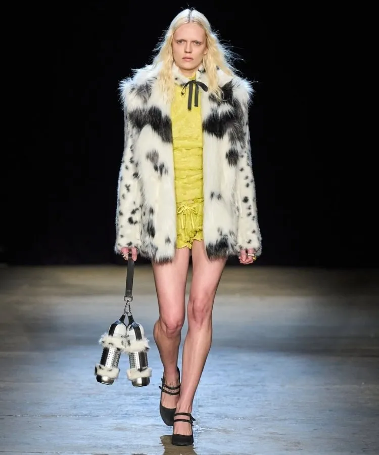 Foto de modelo usando casaco de pelos branco, uma das tendências da NYFW Outono Inverno 2026