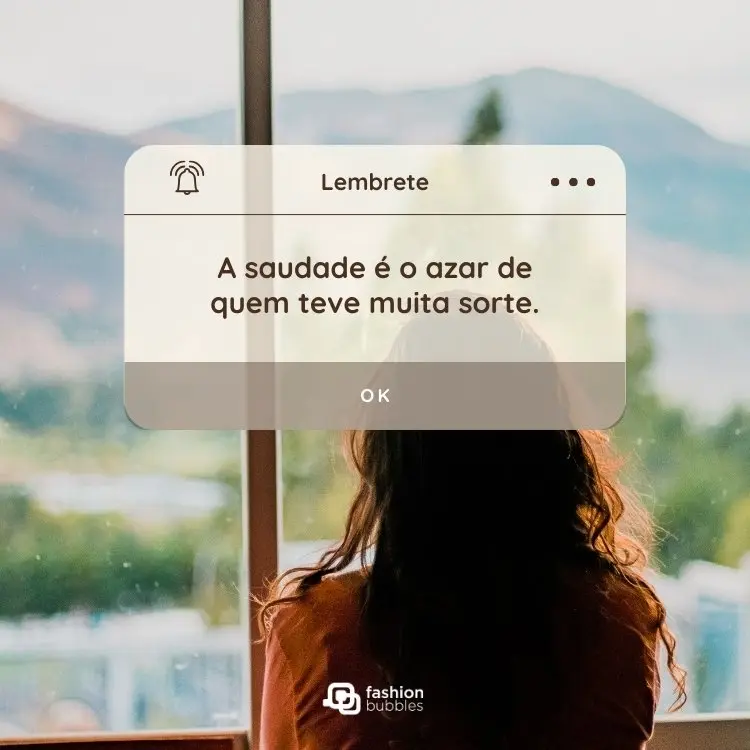 Foto de mulher olhando pela janela com frase de saudade escrita em cima