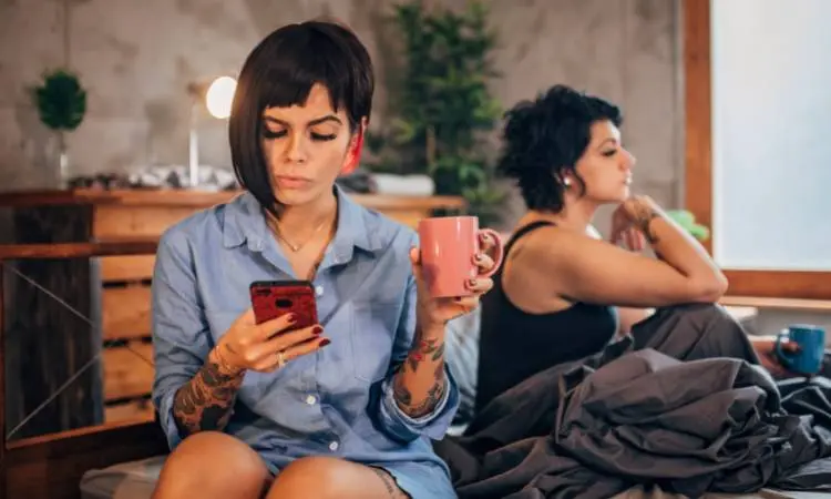 Casal de mulheres com dependência emocional.