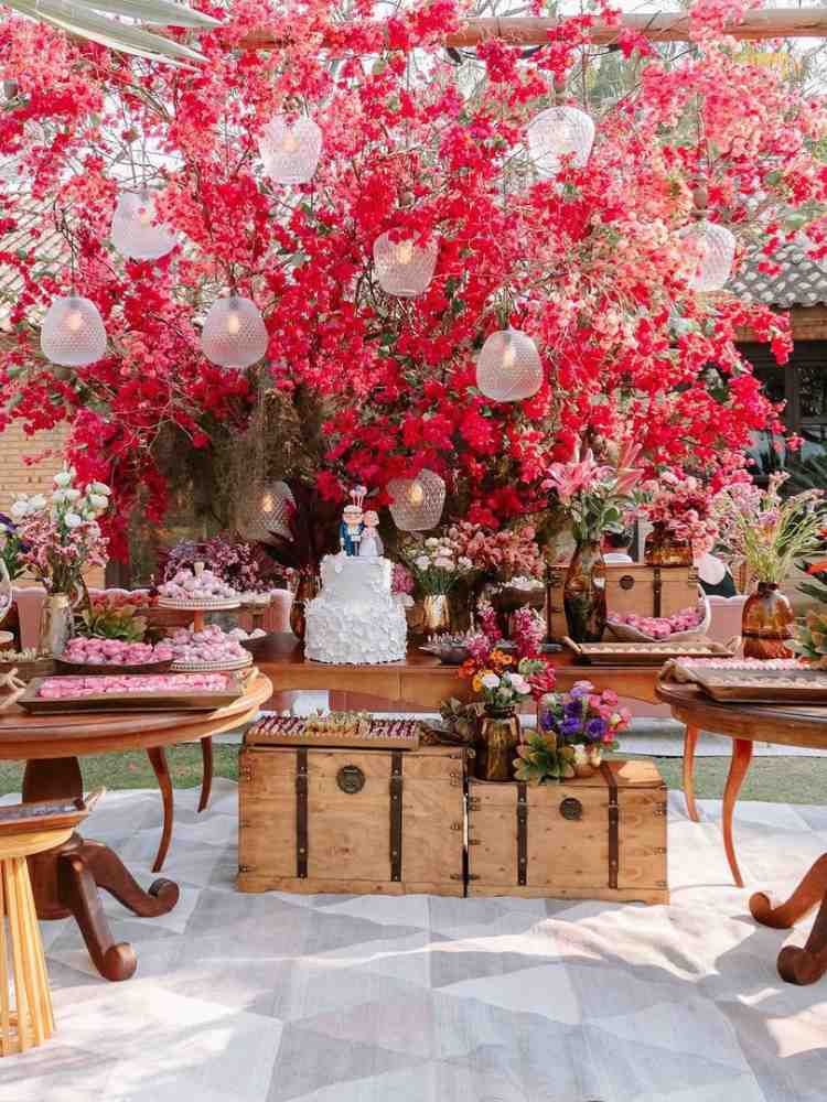 Decoração de casamento ao ar livre mesa de bolo rústico.