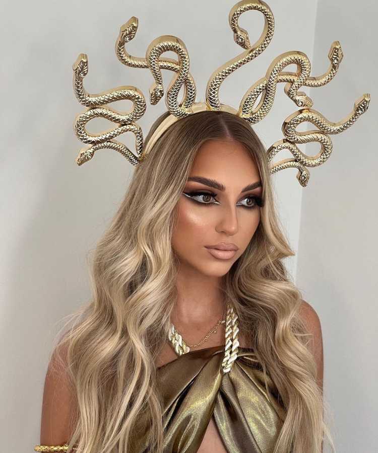 Mulher com tiara e fantasia de Medusa para o Carnaval.