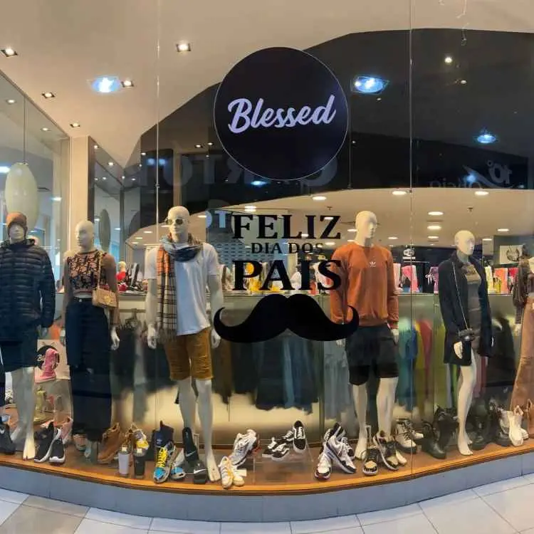 Vitrine criativa com adesivo