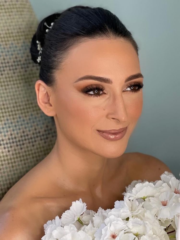Mulher de pele clara noiva com maquiagem marrom 