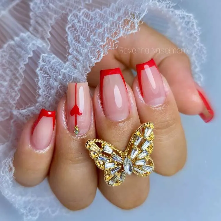 Unhas vermelhas decoradas francesinha quadrada e pedraria