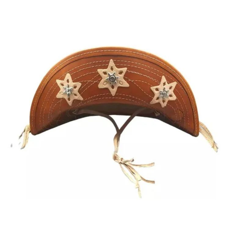 : Um chapéu de cangaceiro de couro marrom, adornado com três estrelas prateadas e detalhes de costura em relevo, com amarrações de couro.