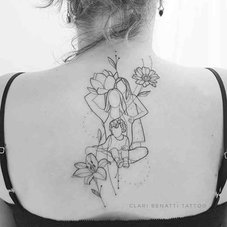 tatuagem com contornos de mãe e dois filhos, flores ao redor