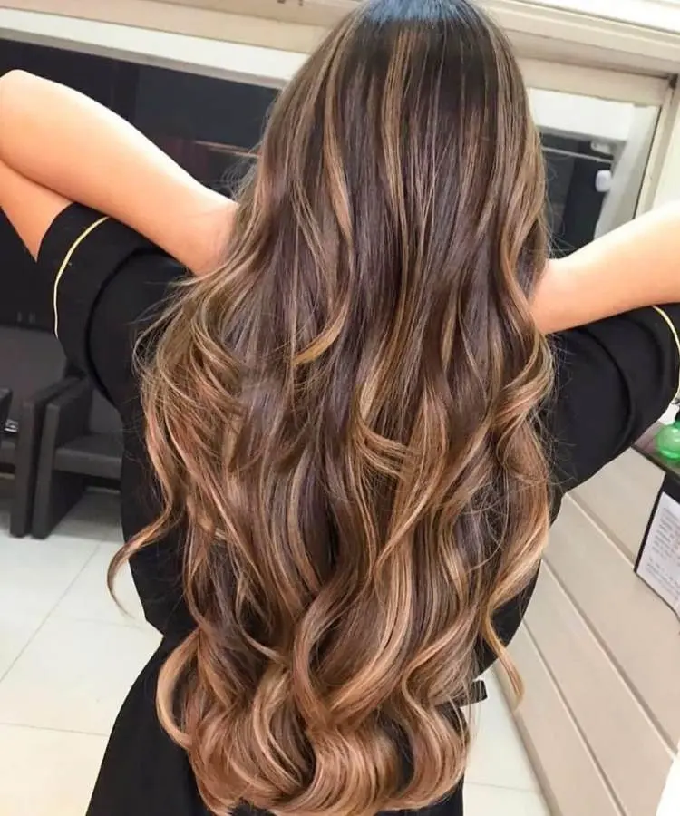 Corte cabelo ondulado longo.