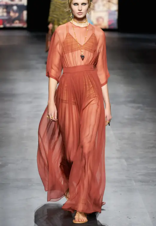 Look Dior para vestido confortável transparente