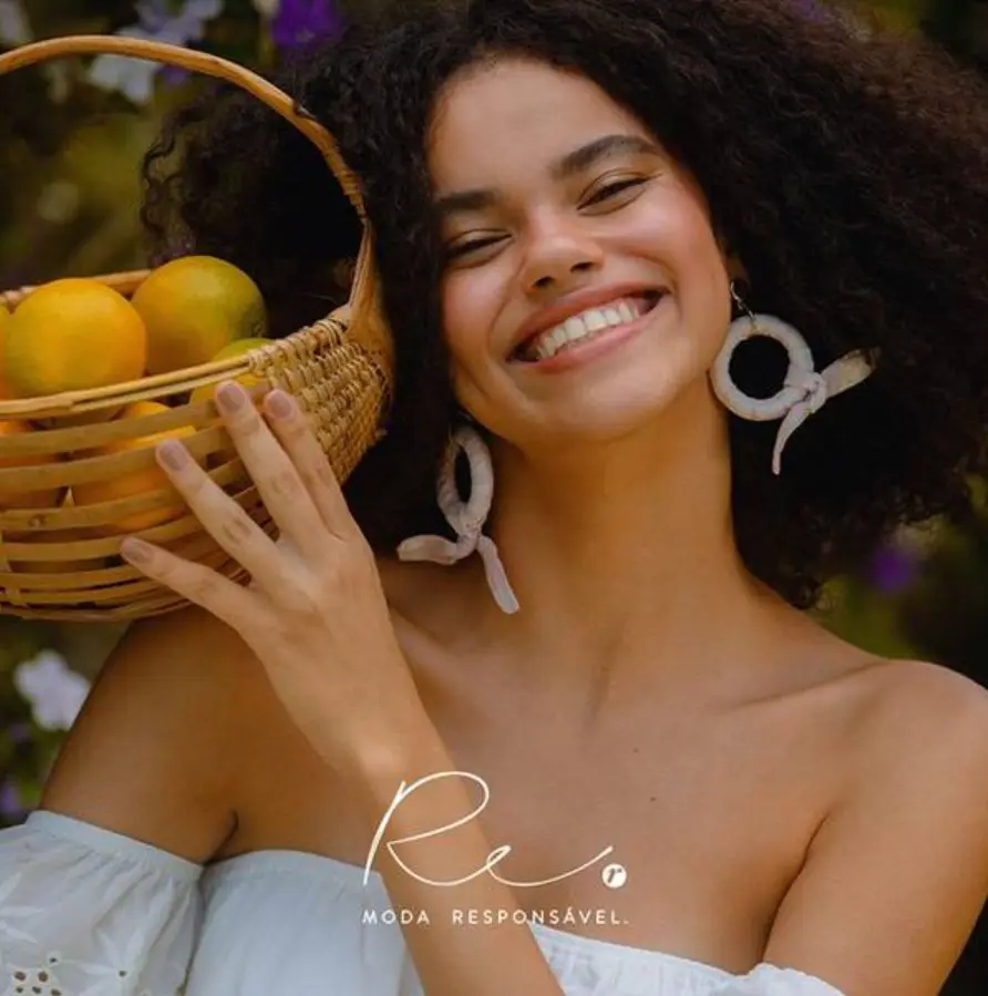 Modelo com brinco argola de tecido em editorial coleção Renner de moda responsável