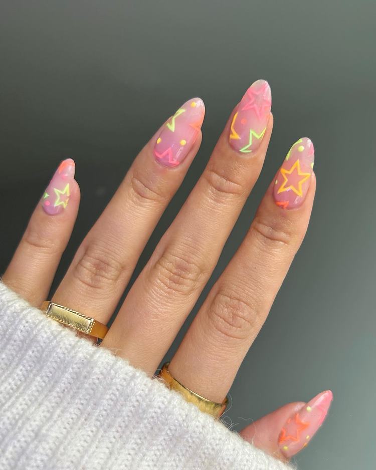 Unha para Carnaval com estrelas e bolinhas neon