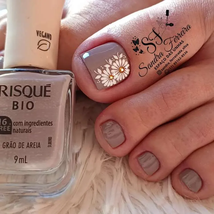 Unha nude com adesivo de flores