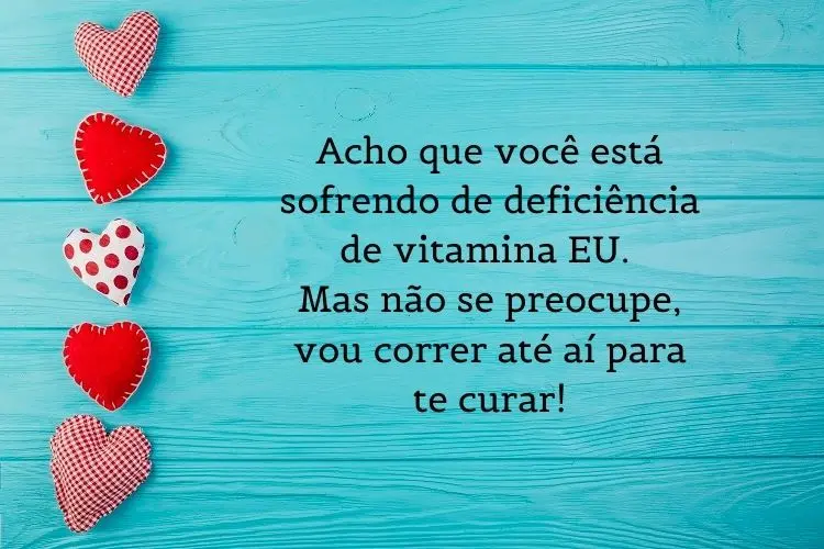 Cartão virtual de fundo azul com corações bordados e frase "Acho que você está sofrendo de deficiência de vitamina EU. Mas não se preocupe, vou correr até aí para te curar!"