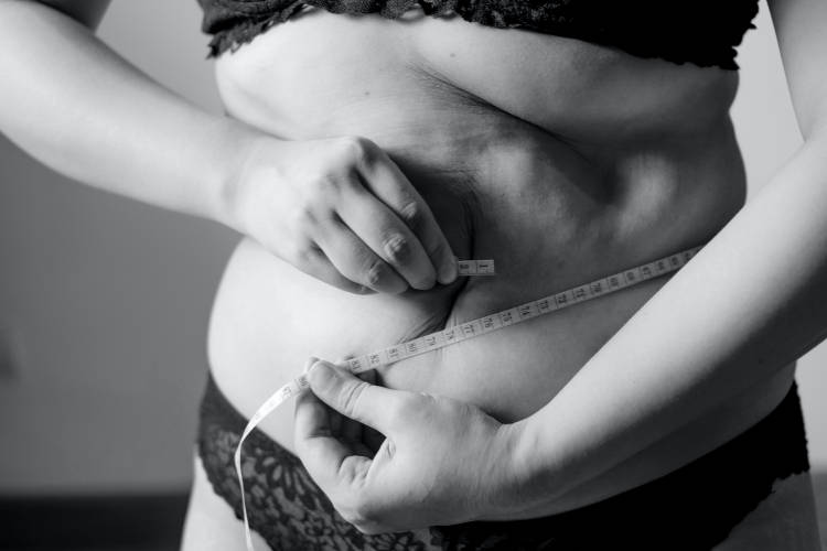 Mulher com transtorno alimentar.
