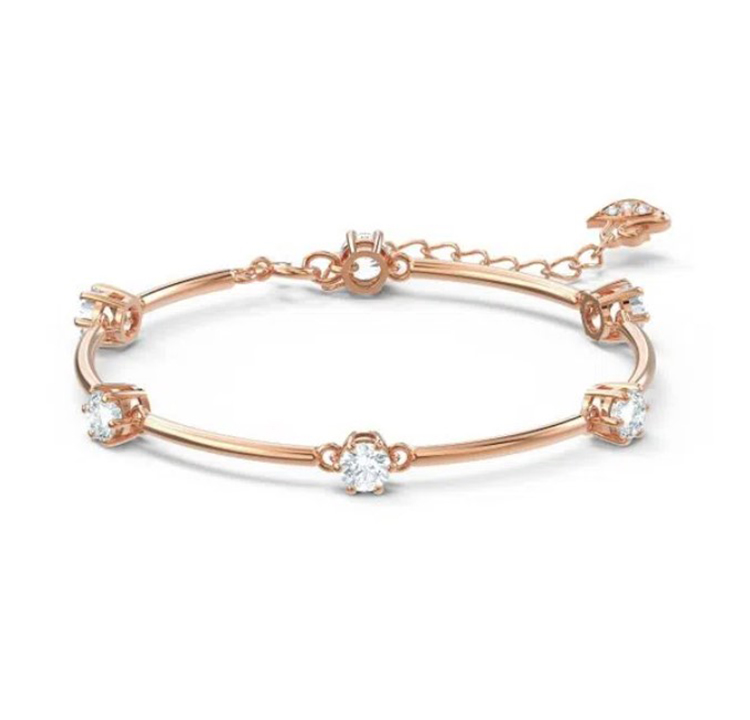 Bracelete dourada com decoração de cristais brancos.