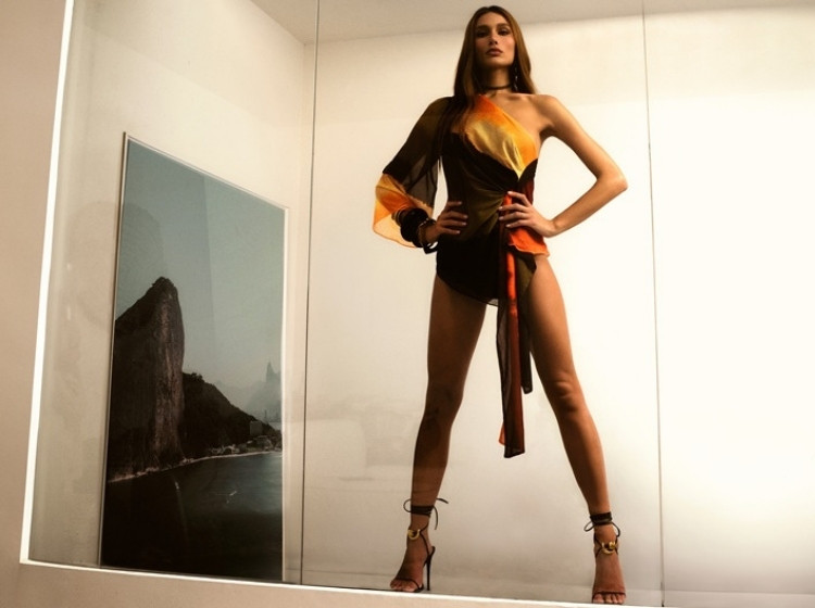 Foto de Sasha Meneghel usando body colorido da coleção de verão da Morena Rosa