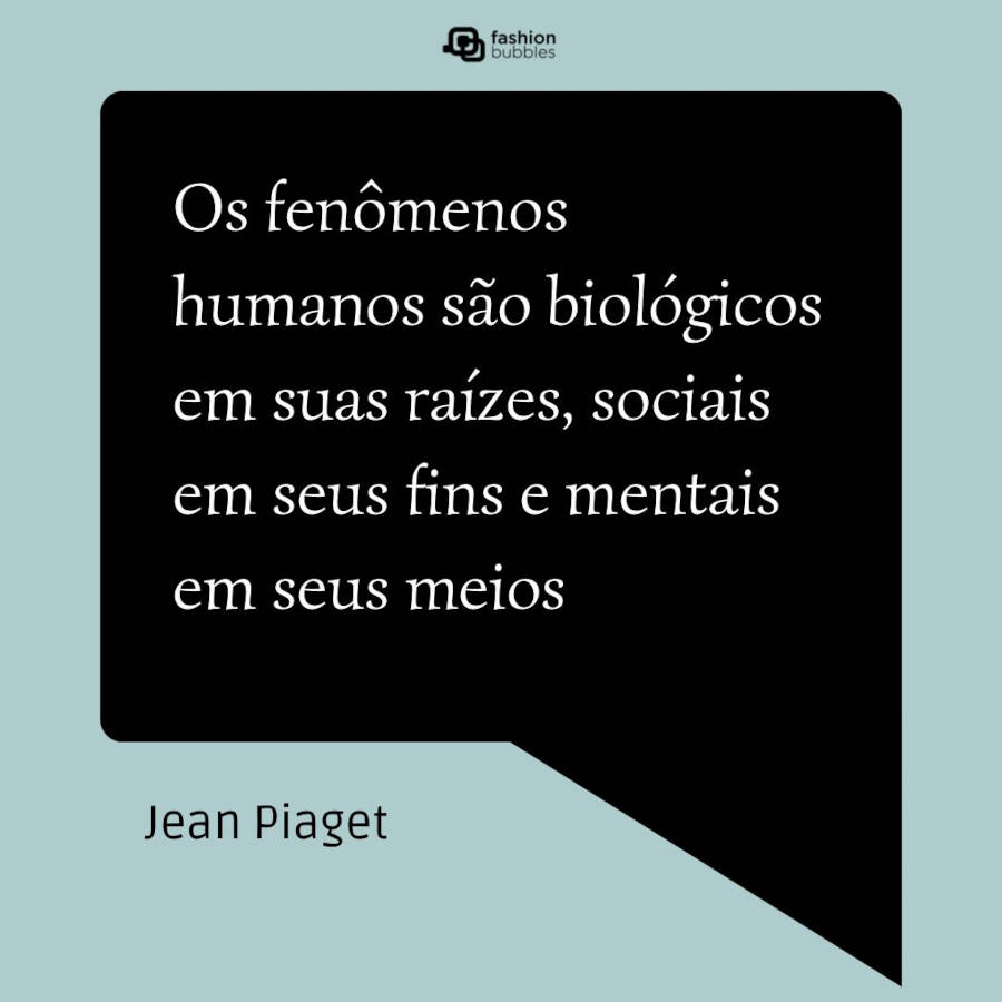 Cartão virtual de fundo cinza esverdeado com balão preto com frase “Os fenômenos humanos são biológicos em suas raízes, sociais em seus fins e mentais em seus meios”